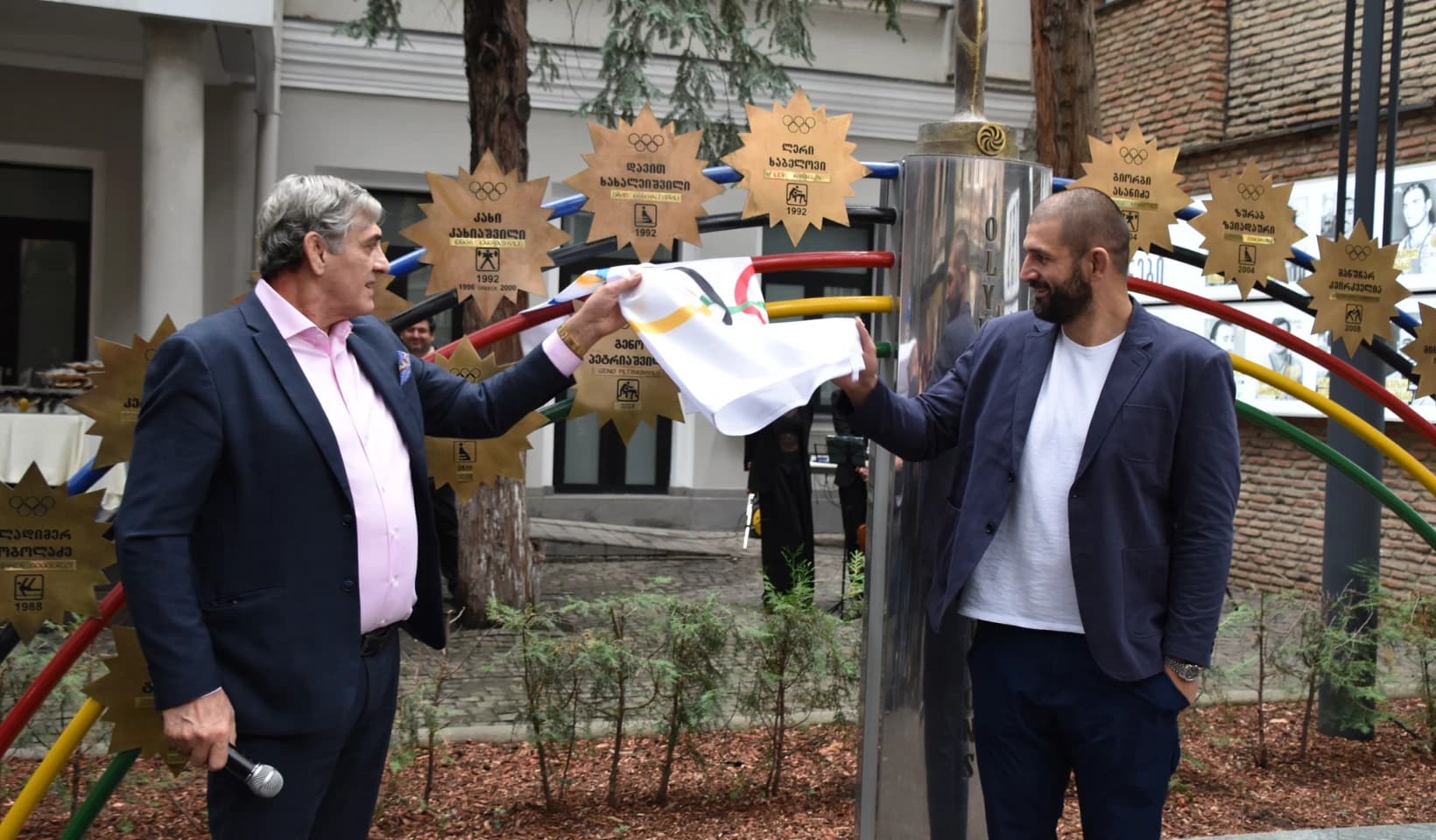 ოლიმპიური კომიტეტის ეზოში გენო პეტრიაშვილის ვარსკვლავი გაიხსნა