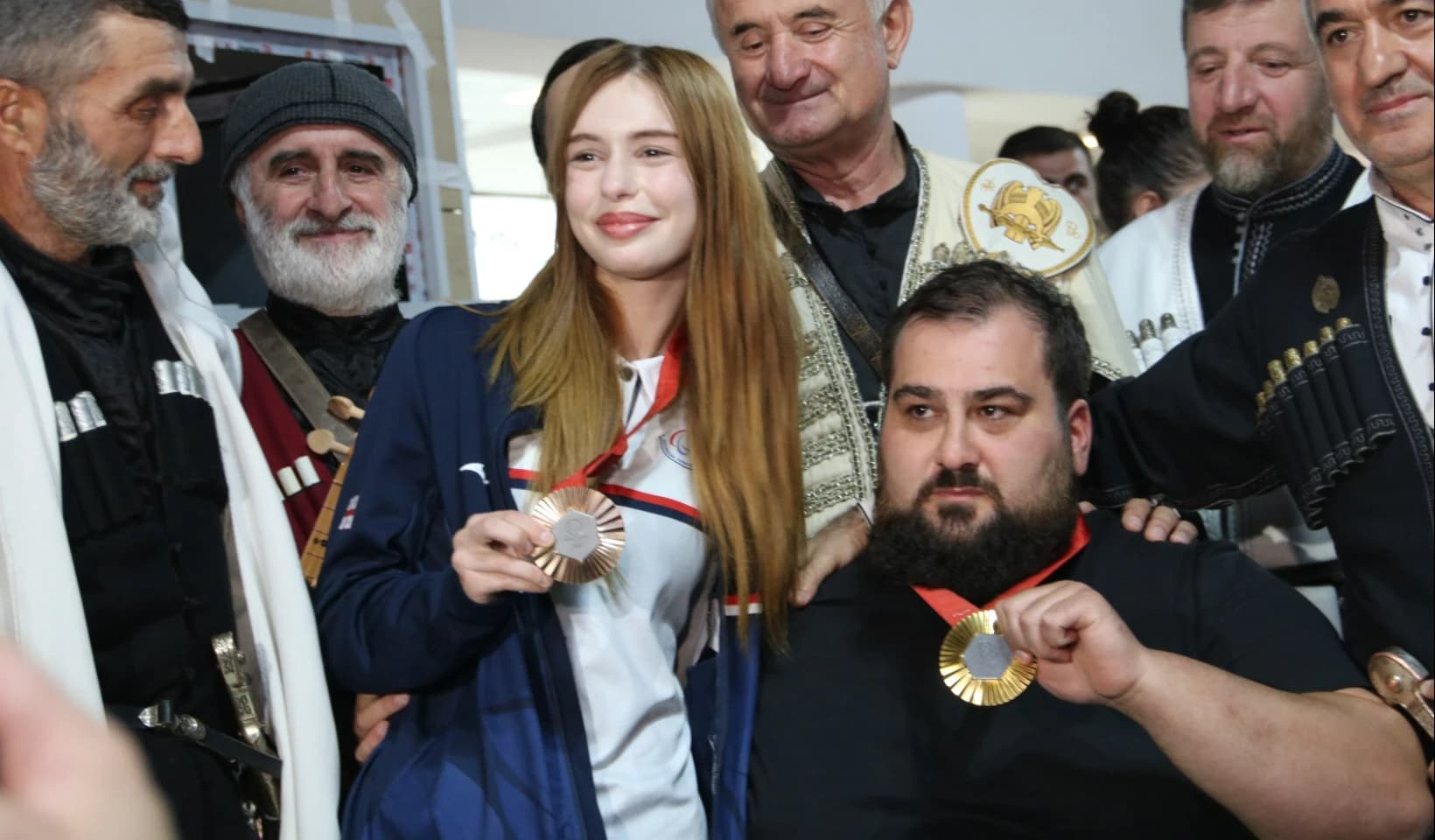 პარალიმპიური თამაშების ჩემპიონი გიგა ოჩხიკიძე და პრიზიორი ანა ჯაფარიძე სამშობლოში დაბრუნდნენ